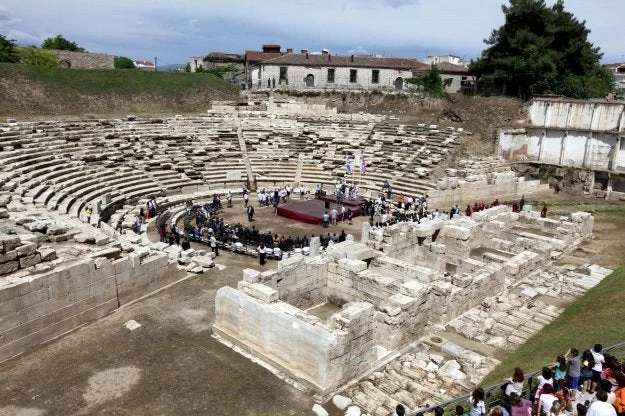 Ξεπουλούν τα πάντα – Στο Υπερταμείο και το… αρχαίο θέατρο Λάρισας!